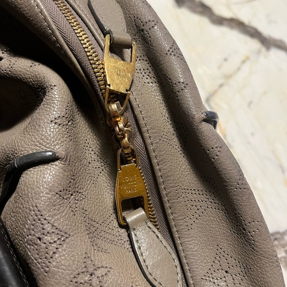 Authentic Louis Vuitton Ombre taupe Mahina leather SELENE MM Shoulder Bag - Picture 9 of 11